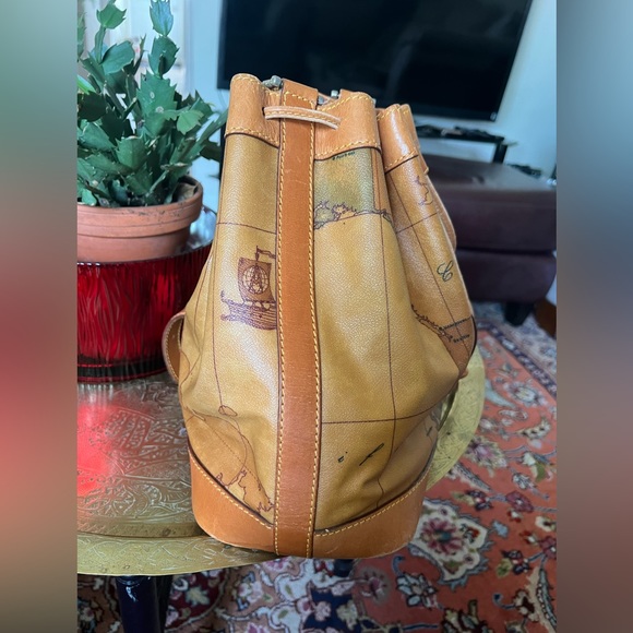 Alviero Martini Bucket Bag with bag tag - Picture 3 of 10